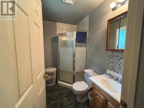 210 Belmond Road, Salmo, BC - Indoor Photo Showing Bathroom