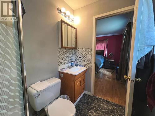 210 Belmond Road, Salmo, BC - Indoor Photo Showing Bathroom