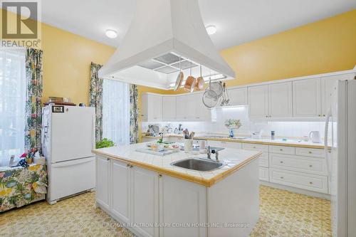 20/22 Park Lane Circle, Toronto, ON - Indoor Photo Showing Kitchen