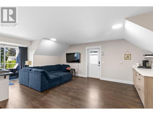 3374 Larkspur Court, Kelowna, BC - Indoor Photo Showing Living Room