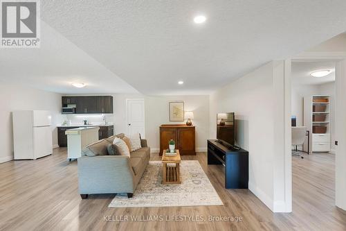 2619 Seven Oaks Ridge, London, ON - Indoor Photo Showing Living Room