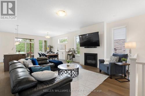 2619 Seven Oaks Ridge, London, ON - Indoor Photo Showing Living Room With Fireplace