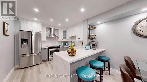 131 Milestone Crescent, Aurora, ON - Indoor Photo Showing Kitchen