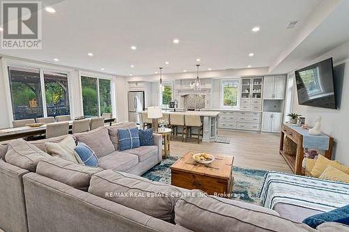 14097 Sixth Line, Halton Hills, ON - Indoor Photo Showing Living Room