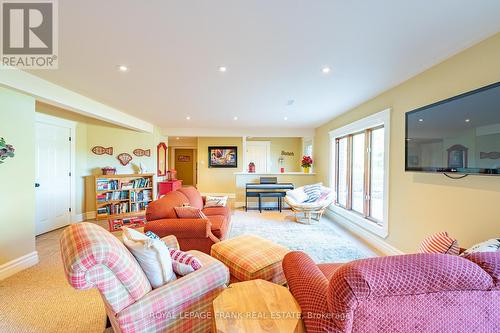 1187 Lakehurst Road, Galway-Cavendish And Harvey, ON - Indoor Photo Showing Living Room