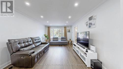 818 Masson Street, Oshawa, ON - Indoor Photo Showing Living Room