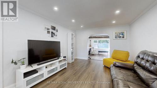 818 Masson Street, Oshawa, ON - Indoor Photo Showing Living Room