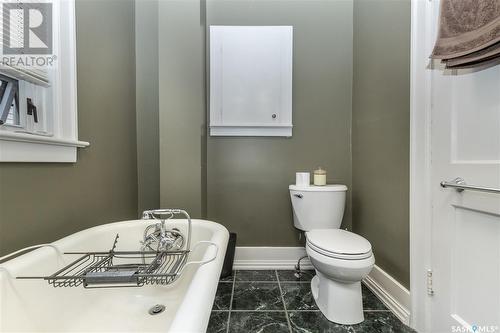 802 7Th Avenue N, Saskatoon, SK - Indoor Photo Showing Bathroom