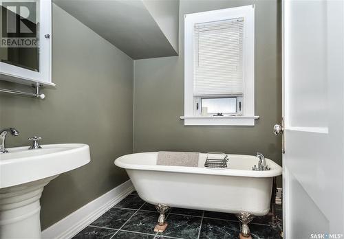 802 7Th Avenue N, Saskatoon, SK - Indoor Photo Showing Bathroom