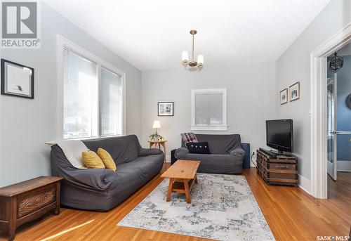 802 7Th Avenue N, Saskatoon, SK - Indoor Photo Showing Living Room