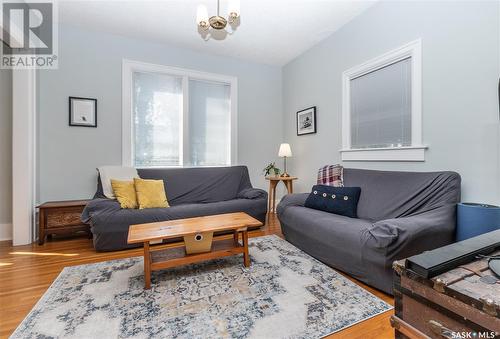 802 7Th Avenue N, Saskatoon, SK - Indoor Photo Showing Living Room