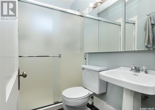 802 7Th Avenue N, Saskatoon, SK - Indoor Photo Showing Bathroom