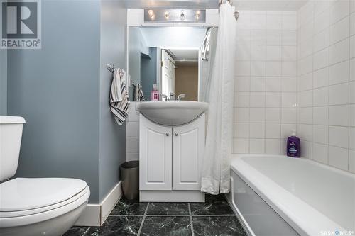 802 7Th Avenue N, Saskatoon, SK - Indoor Photo Showing Bathroom