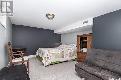 802 7Th Avenue N, Saskatoon, SK - Indoor Photo Showing Bedroom