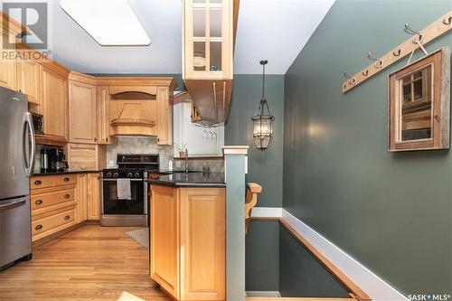 802 7Th Avenue N, Saskatoon, SK - Indoor Photo Showing Kitchen