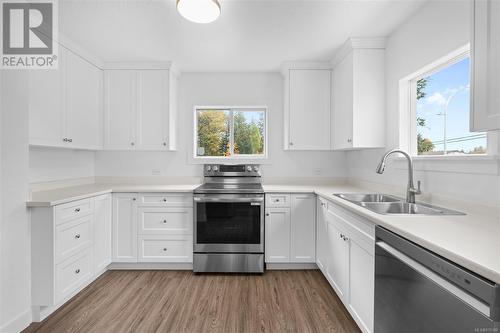 2498 Rosstown Rd, Nanaimo, BC - Indoor Photo Showing Kitchen With Double Sink