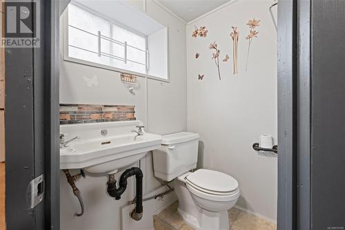 2498 Rosstown Rd, Nanaimo, BC - Indoor Photo Showing Bathroom