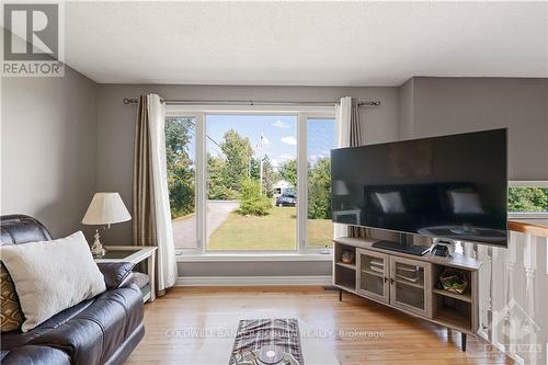 1157 County 18 Road, North Grenville, ON - Indoor Photo Showing Living Room