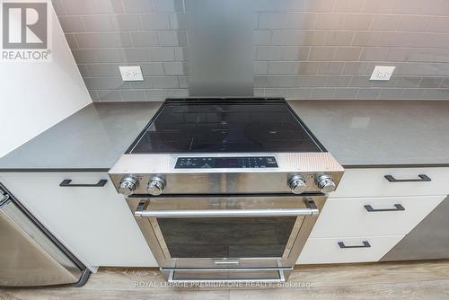 210 - 571 Prince Edward Drive N, Toronto, ON - Indoor Photo Showing Kitchen