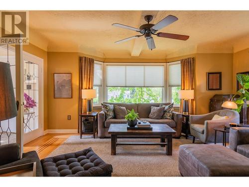 151 Columbia  Avenue, Castlegar, BC - Indoor Photo Showing Living Room