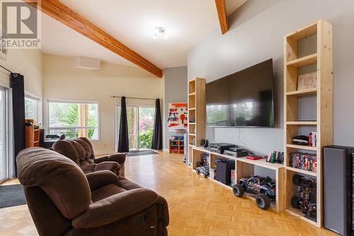 10789 Pinecrest Road, Vernon, BC - Indoor Photo Showing Living Room