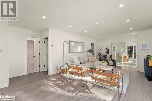 1343 Walkers Point Road, Muskoka Lakes, ON - Indoor Photo Showing Living Room