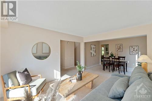 218 Walden Drive, Ottawa, ON - Indoor Photo Showing Living Room