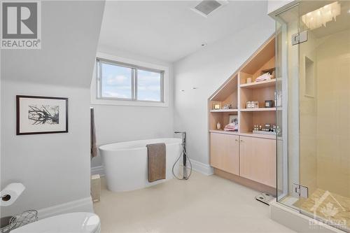 En-suite with soaker tub - 144 Kerry Hill Crescent, Ottawa, ON - Indoor Photo Showing Bathroom