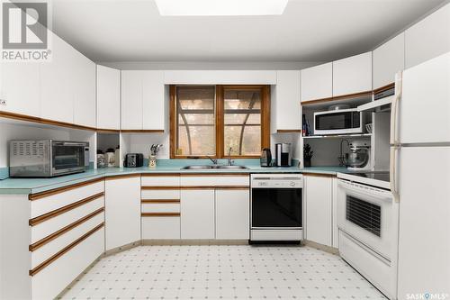 2100 Macpherson Avenue, Regina, SK - Indoor Photo Showing Kitchen With Double Sink