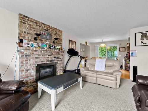 1050 North Glen Drive, Kamloops, BC - Indoor Photo Showing Living Room With Fireplace