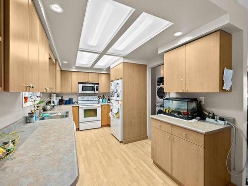 1050 North Glen Drive, Kamloops, BC - Indoor Photo Showing Kitchen