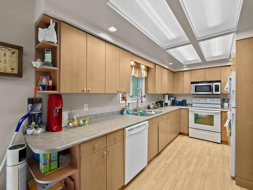 1050 North Glen Drive, Kamloops, BC - Indoor Photo Showing Kitchen With Double Sink