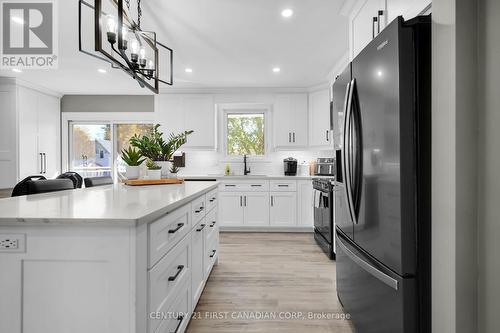 224 Munroe Street, West Elgin (West Lorne), ON - Indoor Photo Showing Kitchen With Upgraded Kitchen