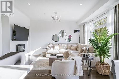 138 Golden Trail, Vaughan, ON - Indoor Photo Showing Living Room