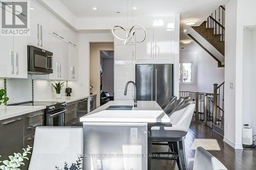 138 Golden Trail, Vaughan, ON - Indoor Photo Showing Kitchen With Upgraded Kitchen