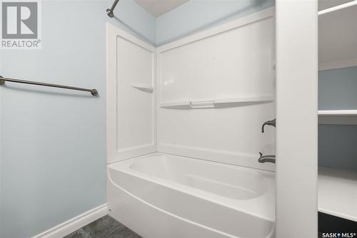 21 College Crescent, White City, SK - Indoor Photo Showing Bathroom