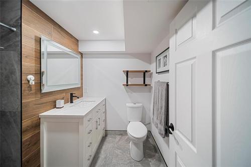 23 Gatineau Bay, Winnipeg, MB - Indoor Photo Showing Bathroom