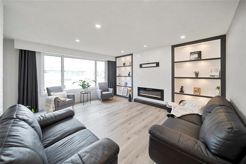 23 Gatineau Bay, Winnipeg, MB - Indoor Photo Showing Living Room