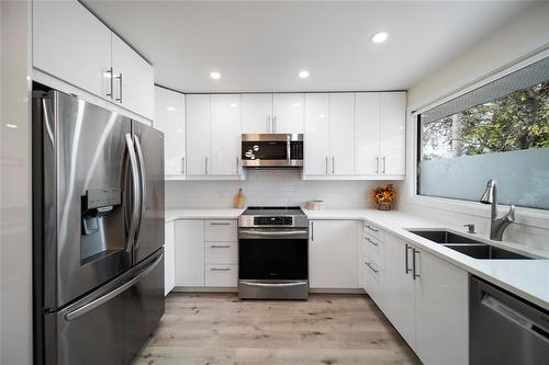 23 Gatineau Bay, Winnipeg, MB - Indoor Photo Showing Kitchen With Double Sink With Upgraded Kitchen