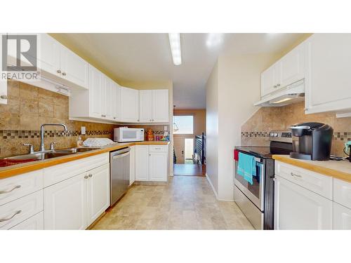 2741 8Th  S Street, Cranbrook, BC - Indoor Photo Showing Kitchen With Double Sink