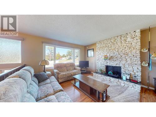 2741 8Th  S Street, Cranbrook, BC - Indoor Photo Showing Living Room With Fireplace