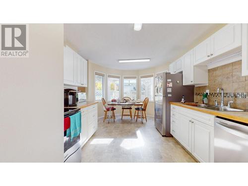 2741 8Th  S Street, Cranbrook, BC - Indoor Photo Showing Kitchen With Double Sink