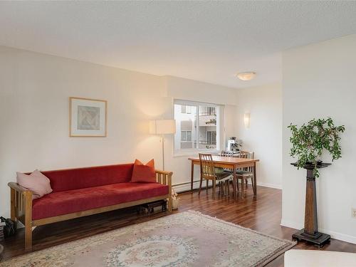 201-20 Olympia Ave, Victoria, BC - Indoor Photo Showing Living Room