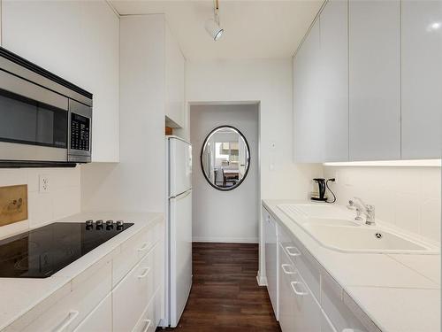 201-20 Olympia Ave, Victoria, BC - Indoor Photo Showing Kitchen