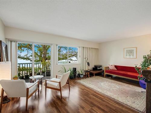 201-20 Olympia Ave, Victoria, BC - Indoor Photo Showing Living Room