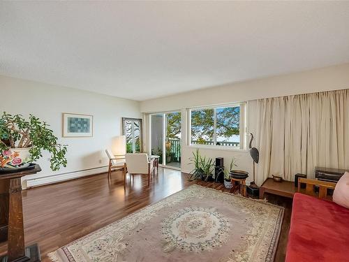 201-20 Olympia Ave, Victoria, BC - Indoor Photo Showing Living Room