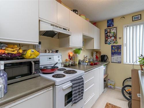 301-2525 Dingwall St, Duncan, BC - Indoor Photo Showing Kitchen