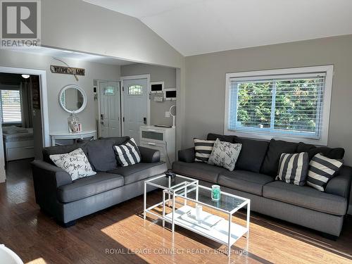 17 Price Street W, Brighton, ON - Indoor Photo Showing Living Room