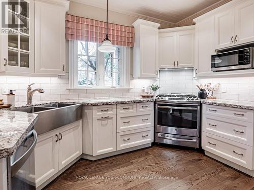 49 Cousins Drive, Aurora, ON - Indoor Photo Showing Kitchen With Double Sink With Upgraded Kitchen