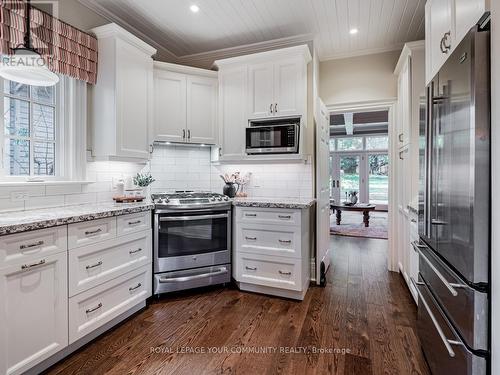 49 Cousins Drive, Aurora, ON - Indoor Photo Showing Kitchen With Upgraded Kitchen